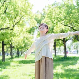 Woman in Salem, OR enjoys the sunny, warm weather in the park.