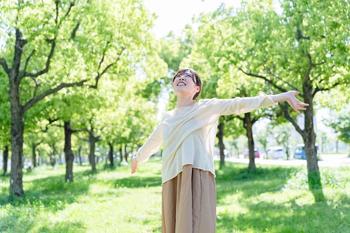 Woman in Salem, OR enjoys the sunny, warm weather in the park. 